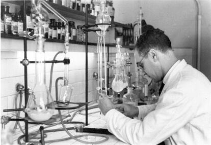 Fraga, analizando nitrógeno orgánico disuelto por el método Kjeldalh en su laboratorio del Colegio Alemán, sede en 1958 del Instituto de Investigaciones Pesqueras en Vigo