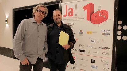 David Trueba y Juan Bas junto al cartel de la décima edición del festival.