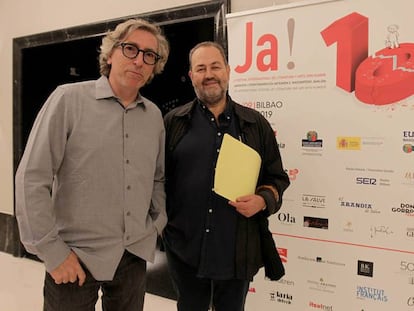 David Trueba y Juan Bas junto al cartel de la décima edición del festival.