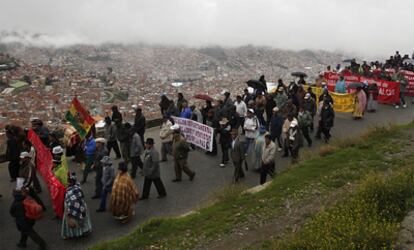 Grupo de participantes en la protesta por la subida del precio de alimentos y transportes.