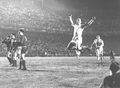 Alfredo Di Stefano celebra un gol en 1958 en las semifinales de la Copa de Europa frente al Vasas de Budapest.