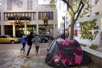 Una de las tiendas de campaña de los parados que acampan ante el Ayuntamiento de Petrer.