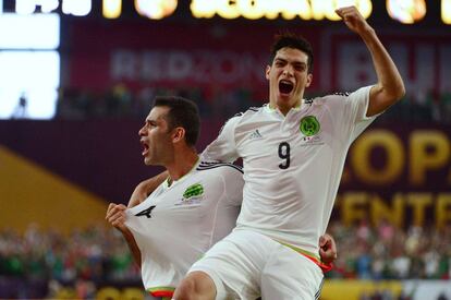 Rafa Márquez y Raúl Jiménez celebran el segundo gol de México.