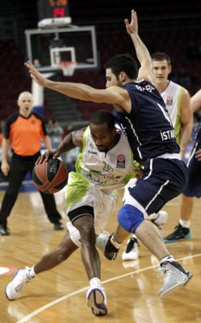 El jugador del Unicaja Earl Calloway (i) trata de encestar ante el defensa del Anadolu Efes Milko Bkelica (d), durante el partido