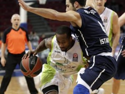 El jugador del Unicaja Earl Calloway (i) trata de encestar ante el defensa del Anadolu Efes Milko Bkelica (d), durante el partido