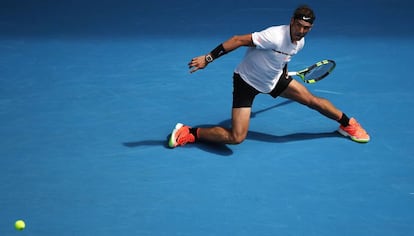 Nadal devuelve la pelota durante el partido contra Mayer.