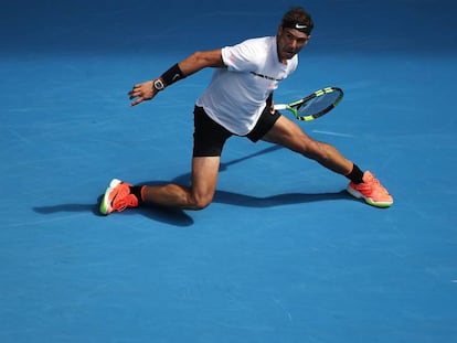 Nadal devuelve la pelota durante el partido contra Mayer.