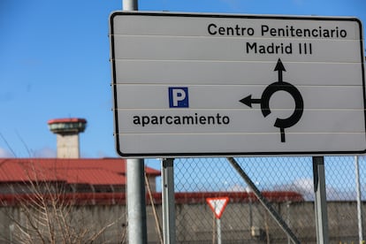 Un cartel indica la entrada de la cárcel de Valdemoro.