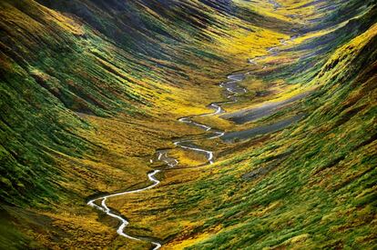 Con más de 53.000 kilómetros cuadrados, extensión similar a las de Galicia, Asturias, Cantabria y el País Vasco sumadas, el parque nacional y reserva de Wrangell-San Elías, en Alaska, es el más grande de los 58 que actualmente integran la red estadounidense. Incluye hábitats costeros, grandes extensiones de tundra (como el valle de Bremmer, en la foto) y la segunda montaña más alta del país, el monte San Elías (5.489 metros). Dos carreteras recorren el interior del parque, que también puede contemplarse en vuelos panorámicos.