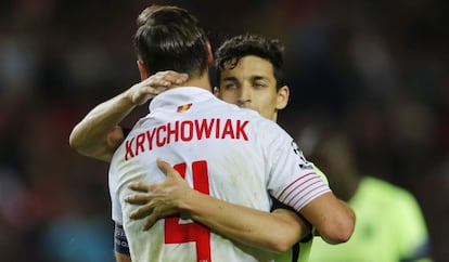 Krychowiak saluda a Jesús Navas en el pasado Sevilla-City.
