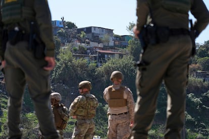 Agentes de la Patrulla Fronteriza y miembros del ejército miran hacia Tijuana, México, el 21 de marzo de 2025, en San Diego.