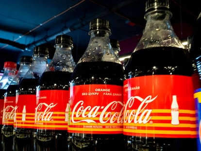 Botellas de Coca-Cola en un supermercado de Kiev, Ucrania, en febrero.