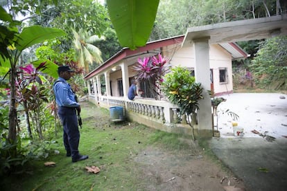 Policía DPI vigila la casa del abuelo de Enoc.