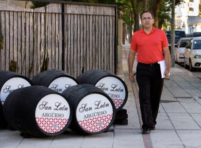 Rafael Ávila camina por una calle de Sanlúcar de Barrameda, decorada con varios barriles de las Bodegas Argüeso, una de las empresas de las que es consejero.