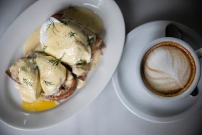 Huevos Benedict con cappuccino de Vereda Bar. 