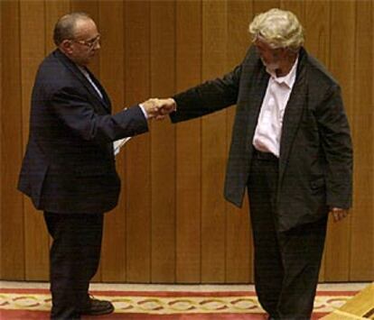 El presidente de la Xunta, Manuel Fraga, saluda al líder del BNG, Xosé Manuel Beiras, en noviembre de 2001.