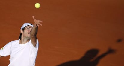 Haas sirve durante su partido con Isner.