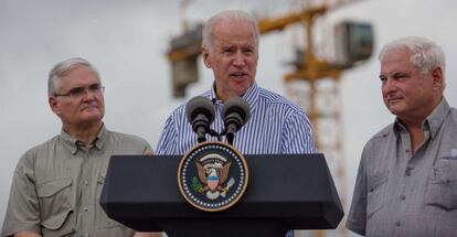 Biden (en medio) con el presidente Martinelli a su izquierda.