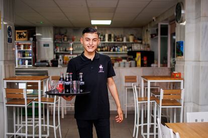 Tarik trabaja en el bar Lalomanu, en Jerez de la Frontera (Cádiz).