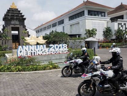 Agentes del ejército de Indonesia vigilan en Denpasar (Bali) los preparativos para la asamblea anual del FMI y del Banco Mundial. 