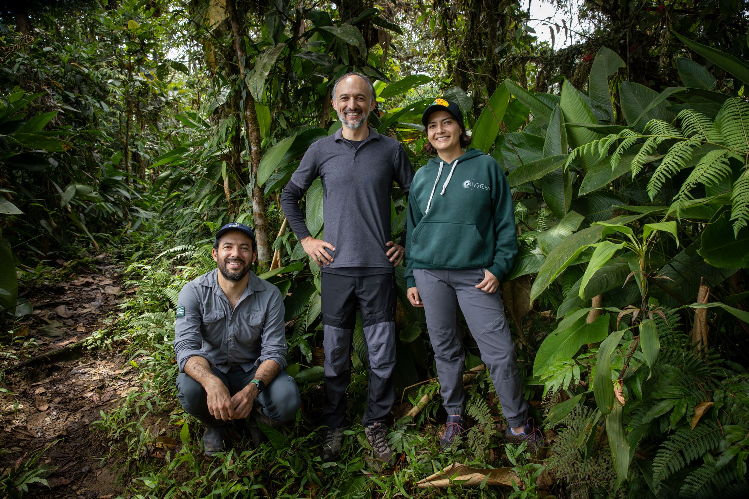 Mateo Roldán, Diego Inclán y Carolina Proaño-Castro en la Reserva Mashpi-Tayra, el 21 de julio.