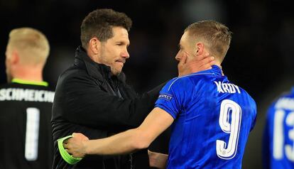 Simeone felicita a Vardy tras el partido.