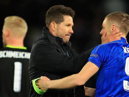 Simeone felicita a Vardy tras el partido.