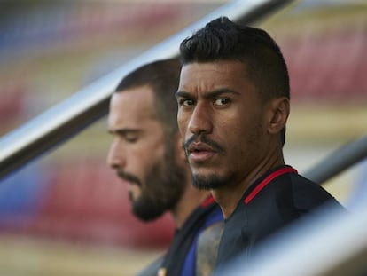 Paulinho y Aleix Vidal, ayer en el entrenamiento del Barcelona. 