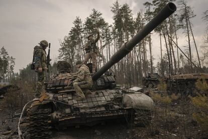 Un militar ucranio se saca una fotografía sobre un tanque ruso destruido después de que las fuerzas de Volodímir Zelenski tomaran una posición rusa en las afueras de Kiev.