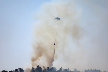 Un helicóptero lanza agua en uno de los focos del incendio forestal del sur de Francia, este jueves.