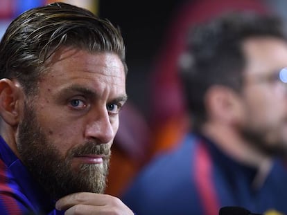 Daniele de Rossi en primer plano. Al fondo su entrenador Eusebio di Francesco.