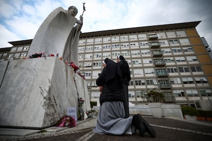 Unas monjas rezan este miércoles ante la estatua de Juan Pablo II situada ante el hospital Gemelli, donde está ingresado el papa Francisco desde el pasado viernes.