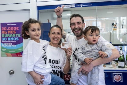 Una familia celebra el primer premio en la administración de lotería número 1 de Vilamarxant (Valencia), que ha vendido 10 series del 88.008. 