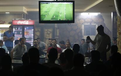 Palestinos ven un partido de fútbol en un bar de la ciudad cisjordana de Ramallah el 6 de mayo. 