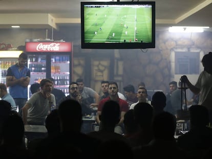 Palestinos ven un partido de fútbol en un bar de la ciudad cisjordana de Ramallah el 6 de mayo. 
