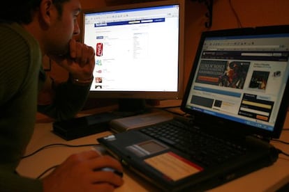 Un usuario ante dos pantallas con páginas web con publicidad