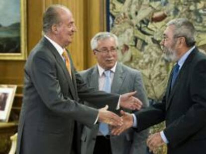 El rey Juan Carlos en el Palacio de la Zarzuela, durante la audiencia con los secretarios generales de CCOO, Ignacio Fernández Toxo (c), y de UGT, Cándido Méndez (d).