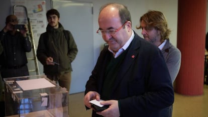 Miquel Iceta votando en la consulta a la militancia del pasado sábado.