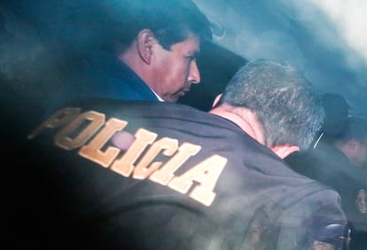 Pedro Castillo, el 7 de diciembre, escoltado por la policía en Lima. 