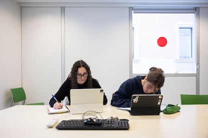Laura García y Airí Trepat, en un aula de estudio del campus UPF de Barcelona.