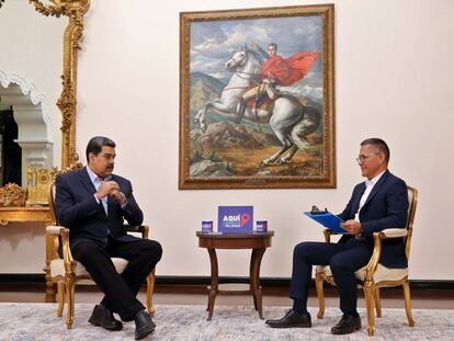 Maduro conversa con Ernesto Villegas en el Palacio de Miraflores en la entrevista transmitida este domingo.