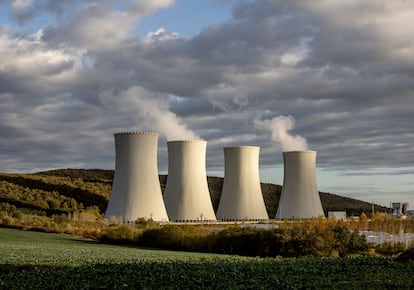 Vista de las cuatro torres de refrigeración de la central nuclear de Mochovce, en Eslovaquia.