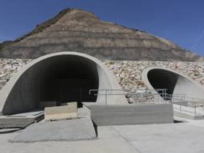 Adif ha tapiado el túnel de 7,5 kilómetros que debía unir Almería y Murcia por AVE por razones de seguridad y a fin de evitar actos de vandalismo mientras avanzan los trabajos en un proyecto ferroviario que no se ha paralizado.