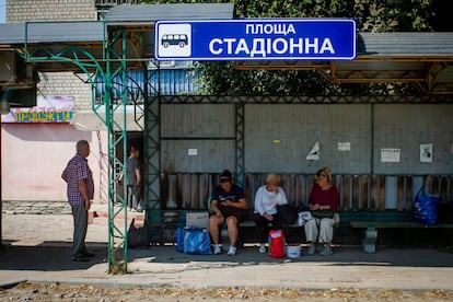 Unas mujeres esperan el autobús en Kupiansk (Ucrania), el pasado 2 de agosto.