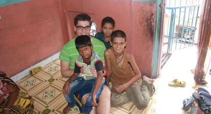 Manuel, con varios niños de una clase de apoyo de una escuela de Surat.