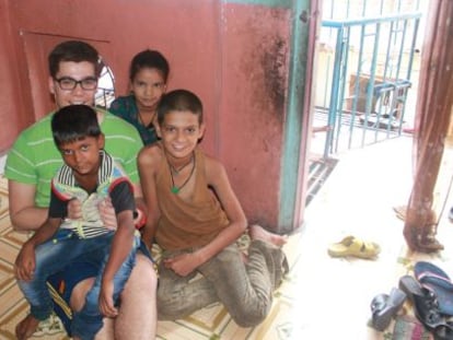 Manuel, con varios niños de una clase de apoyo de una escuela de Surat.