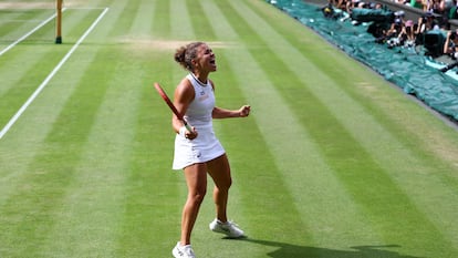 Paolini celebra su victoria contra Vekic en la central de Wimbledon.