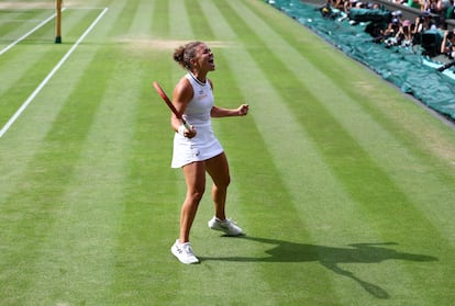 Paolini celebra su victoria contra Vekic en la central de Wimbledon.