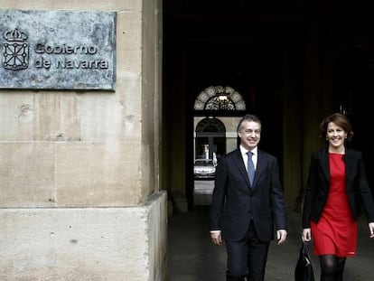 Urkullu y Barcina abandonan el Palacio de Navarra tras su reunión.
 