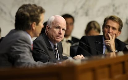 El senador John McCain, uno de los tres republicanos que apoyaron el ataque en la votación del comite de Relaciones Exteriores del Senado.